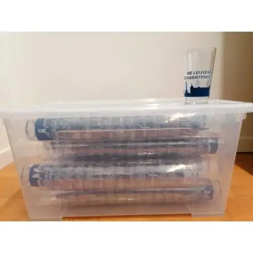 Crate of reusable plastic cups (240 cups)/Krat met herbruikbare plastic bekers (240 bekers)